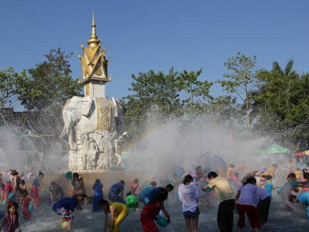 勐泐大佛寺泼水