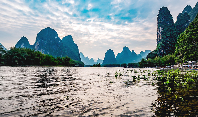 广西桂林漓江景区，其风景秀丽，山清水秀，洞奇石美